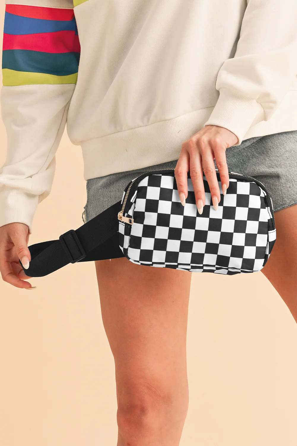 6288dab617288fd9376fc0d50264cf18e83565093484d75e5ecdc30c23d61227 White Checkered Print Buckle Wide Belt Crossbody Bag - Image 5